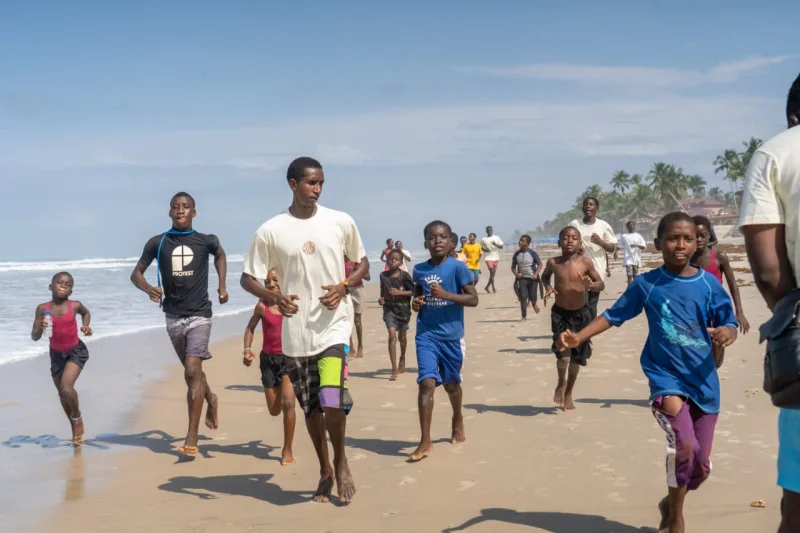 Surf à Assinie : vivez l’expérience Souley Surf School avec The Ivory Collection