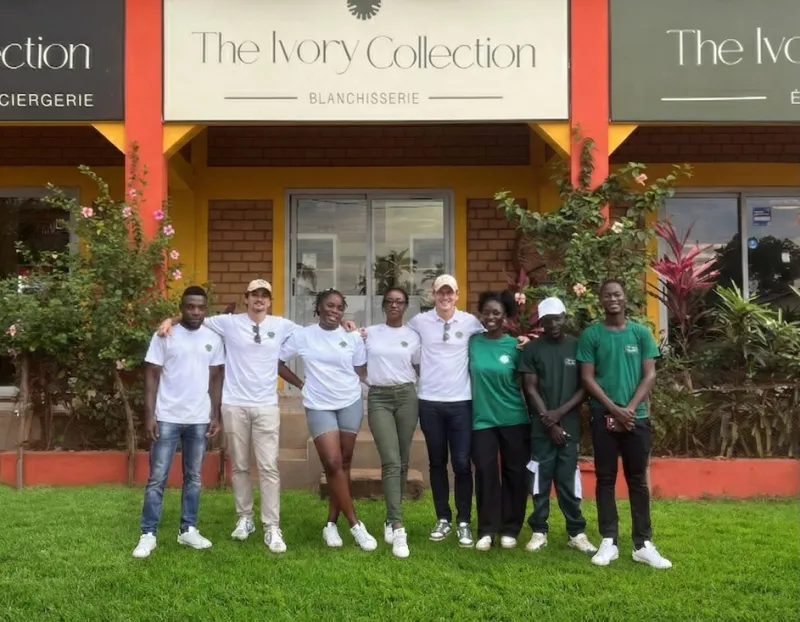 L'équipe The Ivory Collection devant les locaux