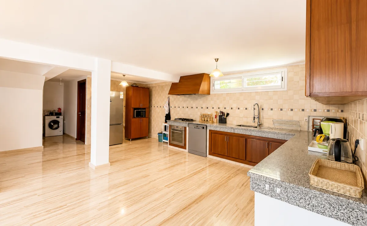 Villa Horizon - Rabat - Cuisine avec cheminée et double salle à manger